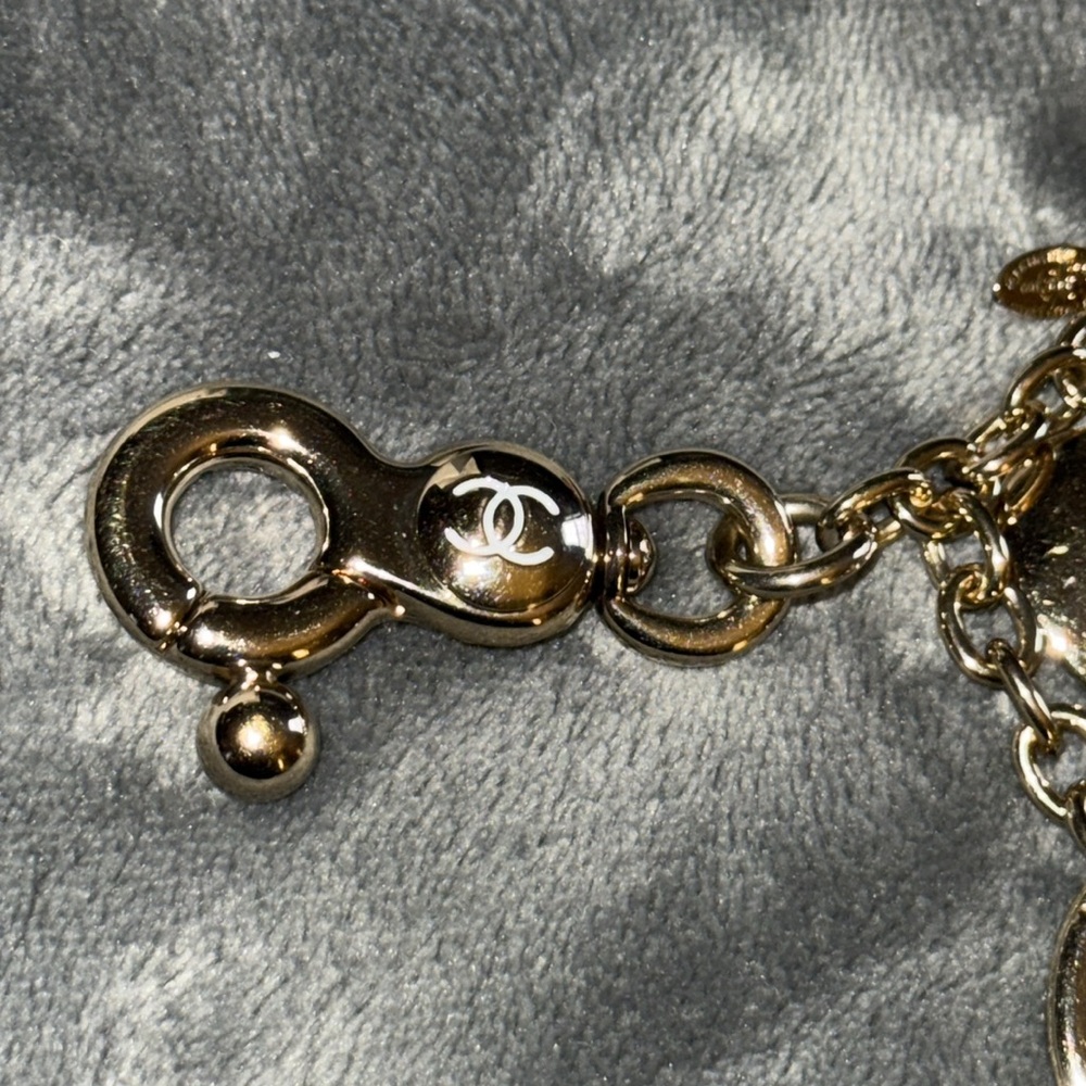 Preloved Chanel gold tone heart key-chain with key ring pink resin charm - Picture 5 of 7